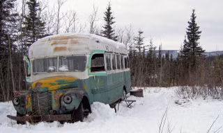 Dùng trực thăng di dời 'xe buýt ma thuật' từng khiến 2 người chết ở Alaska