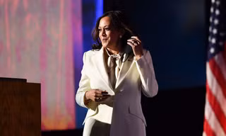 Cách nữ phó tổng thống Mỹ Kamala Harris kể câu chuyện của mình bằng thời trang