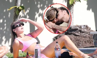 Dua Lipa khoe vóc dáng đáng kinh ngạc với bikini hồng, hôn đắm đuối trai trẻ