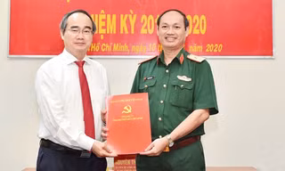 Bí thư Thành ủy TPHCM Nguyễn Thiện Nhân trao quyết định Phó Bí thư Đảng ủy Quân sự TP cho đồng chí Nguyễn Văn Nam. Ảnh: Việt Dũng/SGGP