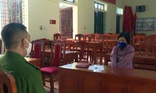 Công an làm thủ tục xác minh nhân thân với chị C. Ảnh: D.T/Zing