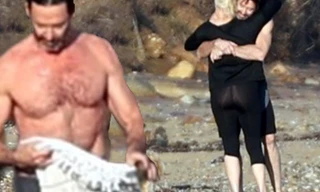 ‘Người sói’ khoe cơ bắp rắn rỏi tuổi 52, ôm ấp tình tứ bà xã U70 trên bãi biển