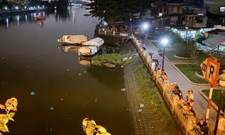 Nhiều người theo dõi lực lượng chức năng tìm kiếm người chồng. Ảnh: An Huy/Zing