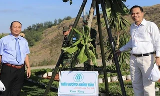 Trầm hương Khánh Hòa trao tặng vườn hoa tại cột cờ Thới Lới cho huyện đảo Lý Sơn