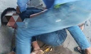 Tên trộm rút súng, cướp xe của người đi đường