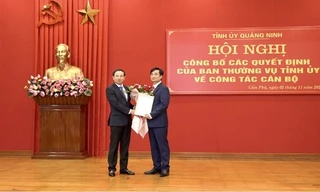 Ông Nguyễn Xuân Ký, Bí thư Tỉnh ủy, Chủ tịch HĐND tỉnh Quảng Ninh trao Quyết định cho ông Nguyễn Anh Tú. Ảnh: ANTT