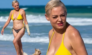 Em út phim ‘Phép thuật’ tự tin diện bikini dạo biển ở tuổi 47