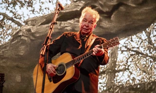 Ca/nhạc sĩ huyền thoại John Prine qua đời ở tuổi 73 vì COVID-19.