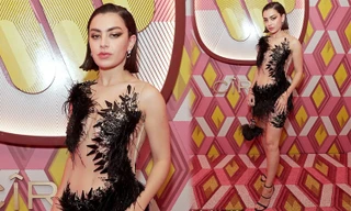 Diện đầm xuyên thấu sexy, Charli XCX lộ vòng một chảy xệ bất thường