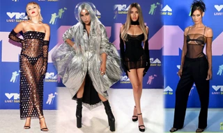 Miley Cyrus và Bella Hadid hở bạo, Lady Gaga siêu dị trên thảm đỏ VMAs