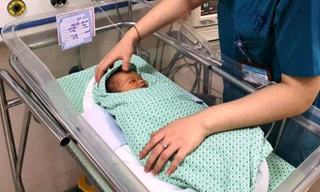 Bé trai bị bỏ rơi tiên lượng vẫn còn nặng. Ảnh: VTC News