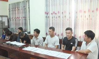 Các đối tượng bị bắt vì tội đánh bạc dưới hình thức ghi lô đề.