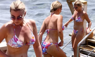 Sao truyền hình Anh khoe đường cong ‘bốc lửa’ với set bikini gần 15 triệu đồng