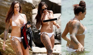 ‘Nóng mặt’ sao truyền hình Anh vô tư cởi trần trên bãi biển