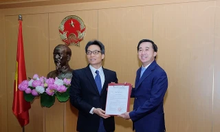 Phó Thủ tướng Vũ Đức Đam trao Quyết định bổ nhiệm Thứ trưởng Bộ Y tế cho GS.,TS Trần Văn Thuấn. Ảnh: Bộ Y tế.