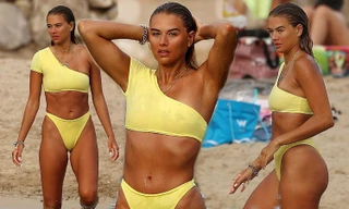 Arabella Chi mặc bikini lệch vai, khoe hình thể rám nắng 'bỏng rẫy'