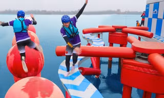 Người chơi trong "Wipeout" phải vượt chướng ngại vật để giành chiến thắng.