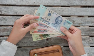 Bản tin 8H: Vợ giấu tiền chồng rồi hoang báo bị trộm