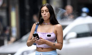 Con gái Madonna bị ‘ném đá’ vì ăn mặc lố lăng, còn phì phèo thuốc lá