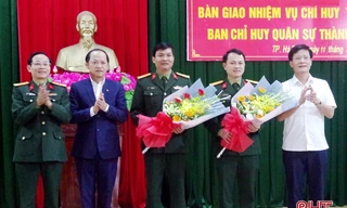 Lãnh đạo Bộ CHQS tỉnh và thành phố Hà Tĩnh tặng hoa chức mừng tân Phó Tham mưu trưởng Bộ CHQS tỉnh và Chỉ huy trưởng Ban CHQS thành phố Hà Tĩnh. Ảnh: Báo Hà Tĩnh