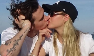 Cậu cả nhà Beckham đính hôn với bạn gái hơn 4 tuổi