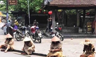 Nhóm giả ăn xin tại Hội An. Ảnh: Facebook