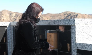 Vợ ôm chặt tro cốt nghệ sĩ Chí Tài và tự tay đặt vào nơi an nghỉ cuối cùng