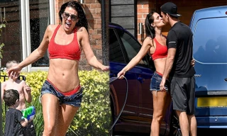 Cựu Hoa hậu Anh mặc bikini rửa xe, hết nghịch nước với con lại ôm hôn chồng