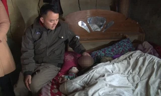 Em Đ. được người nhà đưa đi cấp cứu. Ảnh: DT