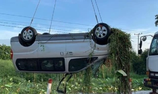 Lực lượng chức năng trục vớt chiếc xe gặp nạn. (Ảnh:TL)