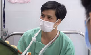 31 lính cứu hỏa bị axit văng vào người, mắt trong vụ cháy khu chế xuất