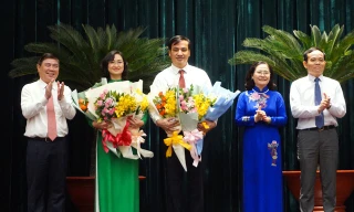 Lãnh đạo Thành ủy, HĐND và UBND TP.HCM tặng hoa chúc mừng 2 tân Phó Chủ tịch UBND TP.HCM. Ảnh: DT