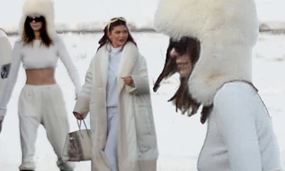 Kendall Jenner mặc ‘quên nội y’, mặc crop-top khoe eo thon bất chấp lạnh âm độ C