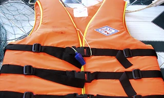 Buộc ngư dân phải mua áo phao giá đắt?