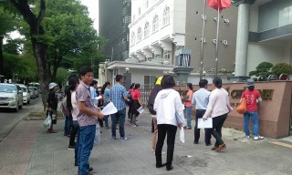 Khách hàng kéo đến công ty Gia Phú để phản đối 