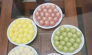 Bánh trôi ngũ sắc hút khách trước ngày Tết Hàn thực
