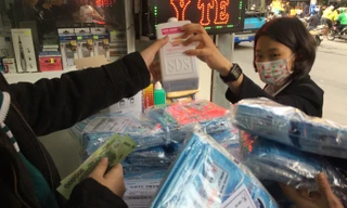 'Điên loạn' giá khẩu trang, nước rửa tay tăng gấp 5 lần vì lo sợ corona