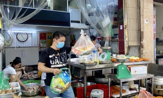 'Đỏ lửa' từ 4 giờ sáng, bán hàng trăm con gà cúng ngày rằm tháng 7