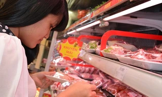 Thịt lợn đến tay người tiêu dùng vẫn ở mức cao ngất ngưởng.