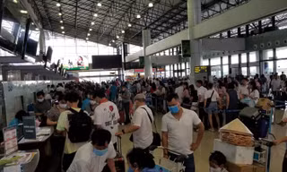 Du lịch 'trên trời, dưới đất' khắp nơi tắc nghẽn vào hè