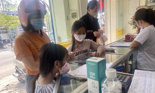 Người dân 'săn' nước súc họng sát khuẩn phòng bệnh