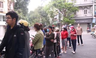 Người Hà Nội xếp hàng mua bánh trôi, bánh chay từ 5 giờ sáng