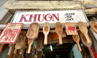 Triết lý ‘ngược đời’ của người thợ Hà thành 40 năm làm khuôn bánh Trung thu