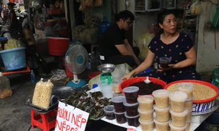 Tất bật chợ sớm sắm Tết Đoan Ngọ