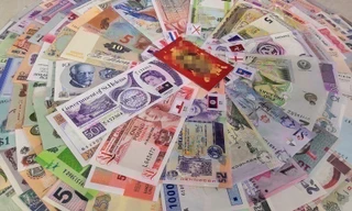 Trên một trang bán hàng, bộ tiền 180 tờ có giá 11,5 triệu đồng/ bộ