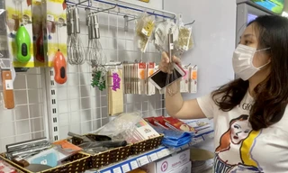 Chị em trổ tài vào bếp lúc nghỉ dịch, 'cháy' nguyên liệu, dụng cụ làm bánh