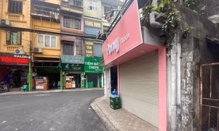 Phố Nguyễn Quý Đức (Thanh Xuân, Hà Nội) vốn tấp nập khách nay vắng hoe vì các cửa hàng đóng cửa.
