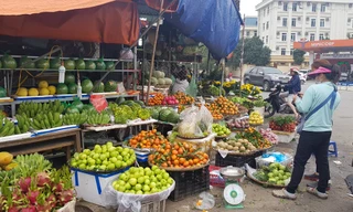 Hoa, quả, gà… tăng giá ngày rằm tháng Chạp