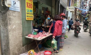 Ngày đầu cách ly toàn xã hội: Chợ truyền thống ít quầy, nhiều mặt hàng tăng giá