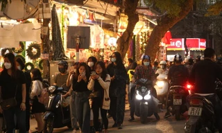 Noel ế ẩm giữa “biển” khách chen chân check-in